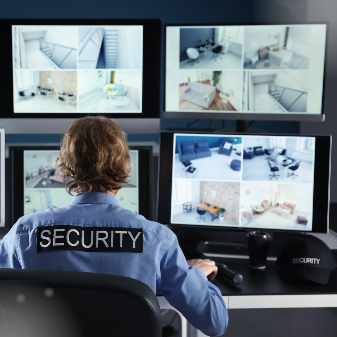 Sala de monitoramento com múltiplas telas e equipe em operação